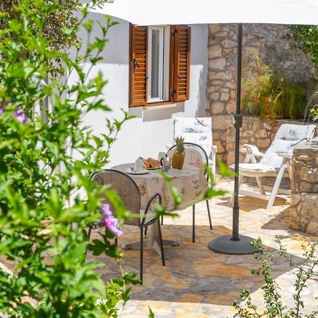 Apartments Jelena Supetar - Four Apartments - A Small House With A Private Yard - Two-Room Apartment With A Sea View - Studio Apartment - Two-Room Apartment With Garden View- Free Parking Exterior foto