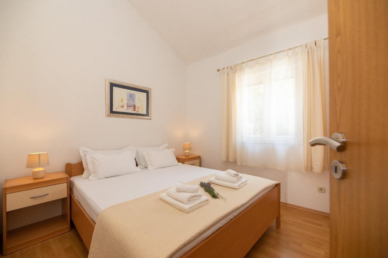 Apartments Jelena Supetar - Four Apartments - A Small House With A Private Yard - Two-Room Apartment With A Sea View - Studio Apartment - Two-Room Apartment With Garden View- Free Parking Exterior foto