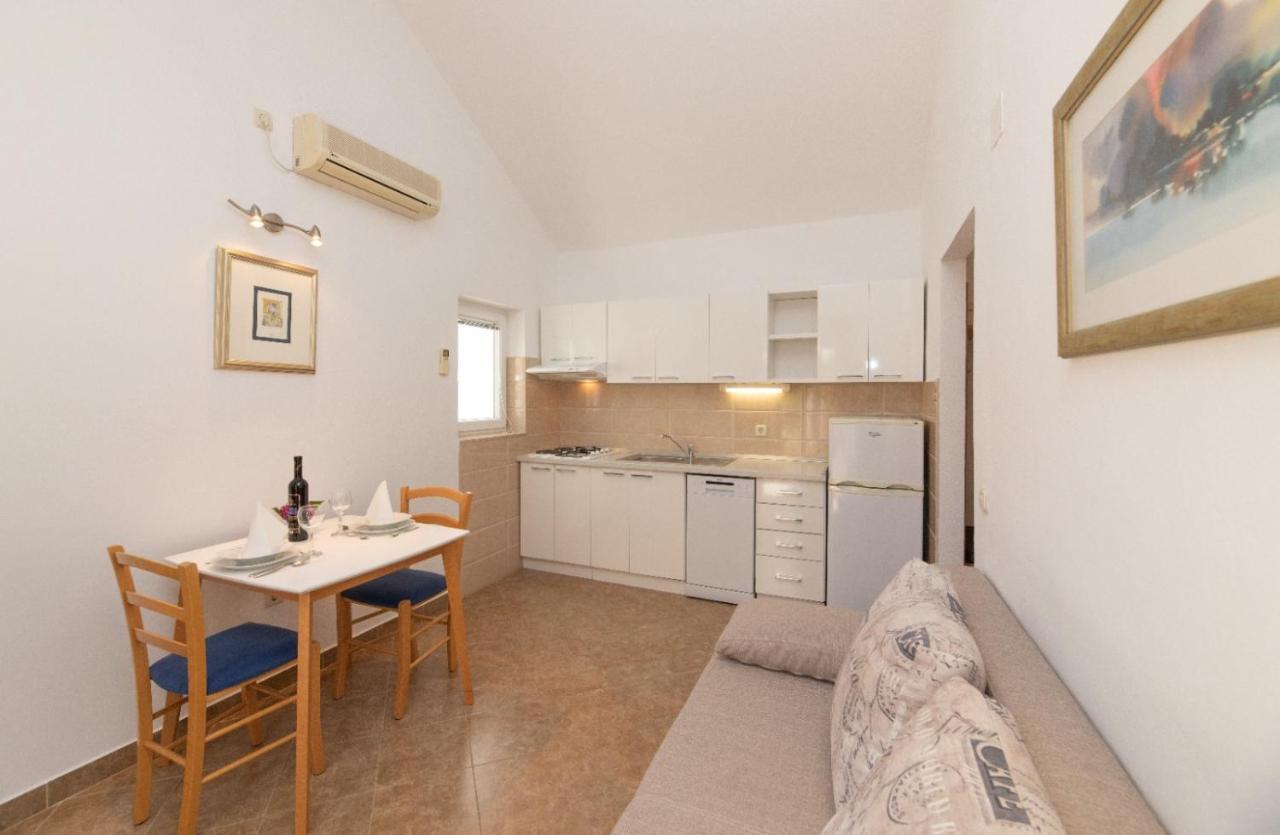 Apartments Jelena Supetar - Four Apartments - A Small House With A Private Yard - Two-Room Apartment With A Sea View - Studio Apartment - Two-Room Apartment With Garden View- Free Parking Exterior foto