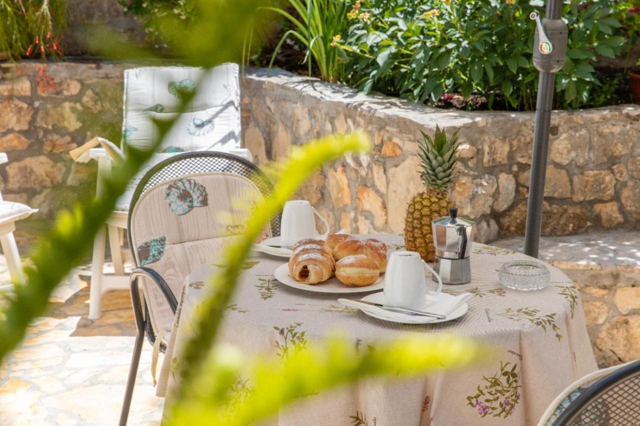 Apartments Jelena Supetar - Four Apartments - A Small House With A Private Yard - Two-Room Apartment With A Sea View - Studio Apartment - Two-Room Apartment With Garden View- Free Parking Exterior foto