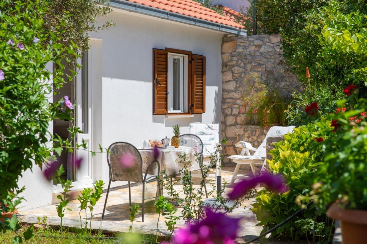 Apartments Jelena Supetar - Four Apartments - A Small House With A Private Yard - Two-Room Apartment With A Sea View - Studio Apartment - Two-Room Apartment With Garden View- Free Parking Exterior foto