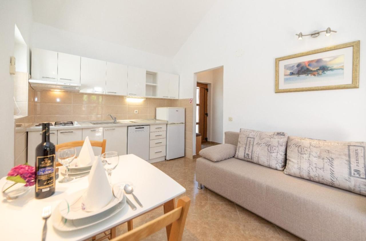 Apartments Jelena Supetar - Four Apartments - A Small House With A Private Yard - Two-Room Apartment With A Sea View - Studio Apartment - Two-Room Apartment With Garden View- Free Parking Exterior foto