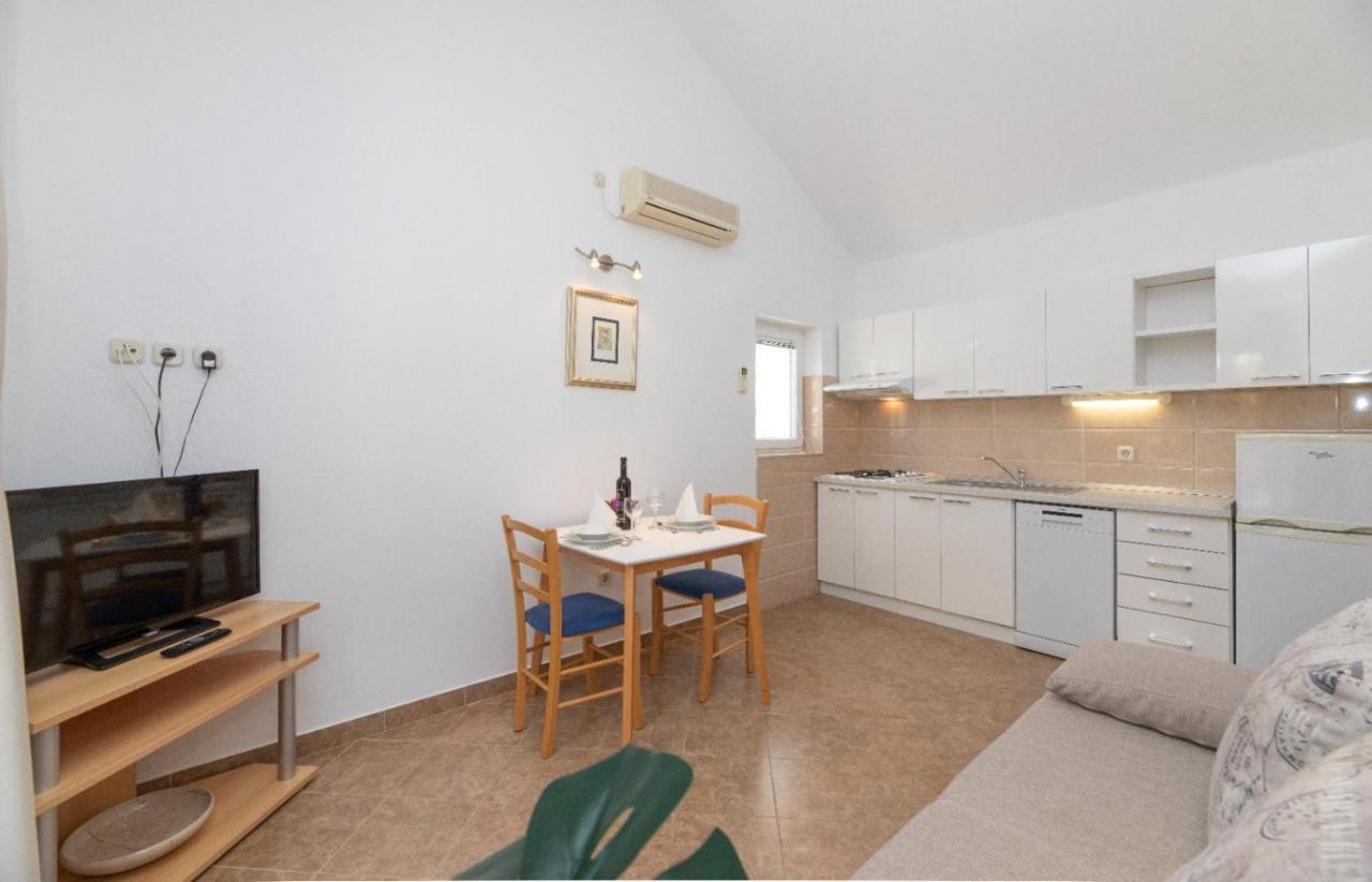 Apartments Jelena Supetar - Four Apartments - A Small House With A Private Yard - Two-Room Apartment With A Sea View - Studio Apartment - Two-Room Apartment With Garden View- Free Parking Exterior foto
