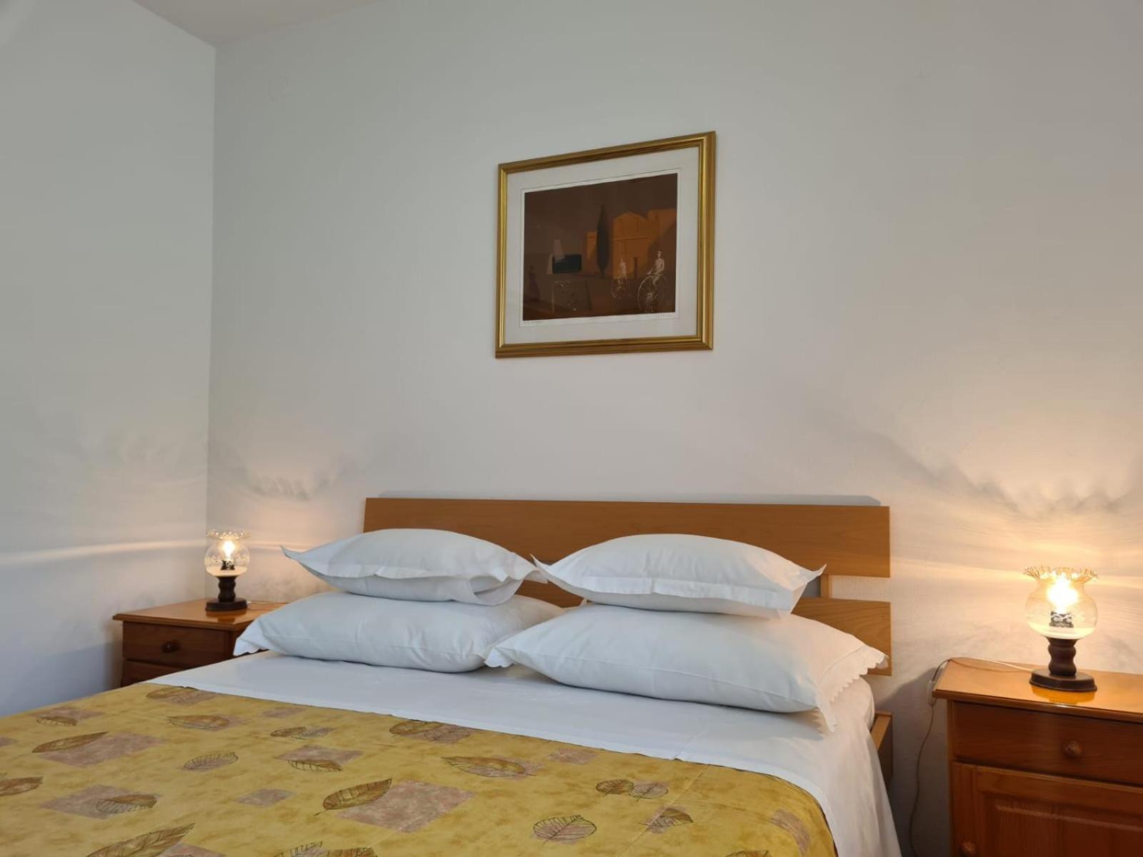 Apartments Jelena Supetar - Four Apartments - A Small House With A Private Yard - Two-Room Apartment With A Sea View - Studio Apartment - Two-Room Apartment With Garden View- Free Parking Exterior foto