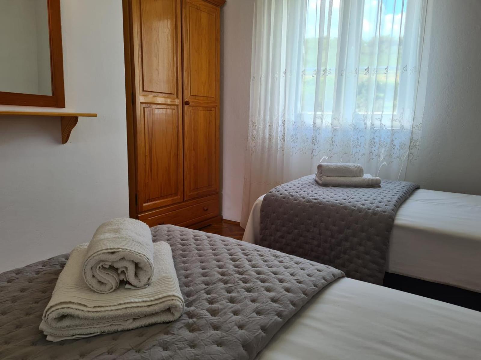 Apartments Jelena Supetar - Four Apartments - A Small House With A Private Yard - Two-Room Apartment With A Sea View - Studio Apartment - Two-Room Apartment With Garden View- Free Parking Exterior foto