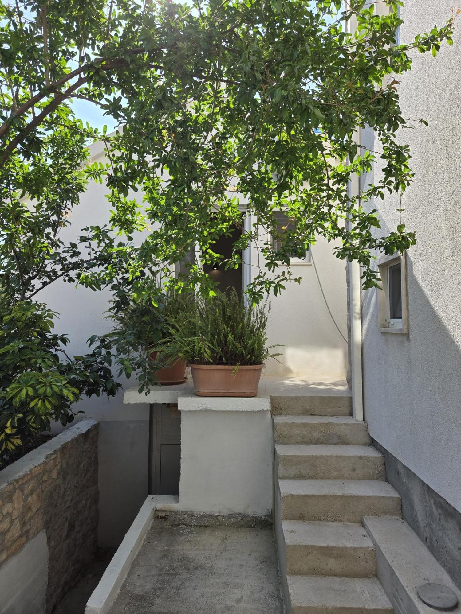 Apartments Jelena Supetar - Four Apartments - A Small House With A Private Yard - Two-Room Apartment With A Sea View - Studio Apartment - Two-Room Apartment With Garden View- Free Parking Exterior foto