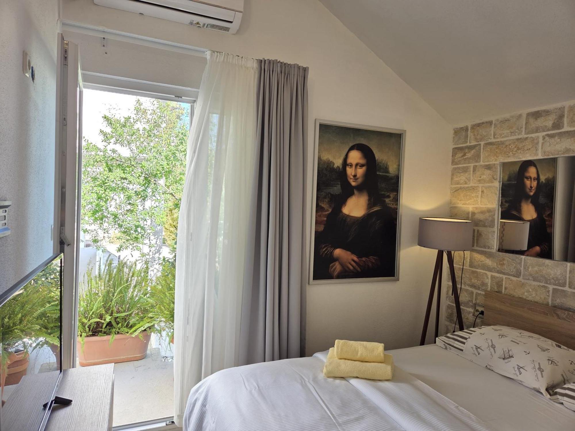 Apartments Jelena Supetar - Four Apartments - A Small House With A Private Yard - Two-Room Apartment With A Sea View - Studio Apartment - Two-Room Apartment With Garden View- Free Parking Exterior foto