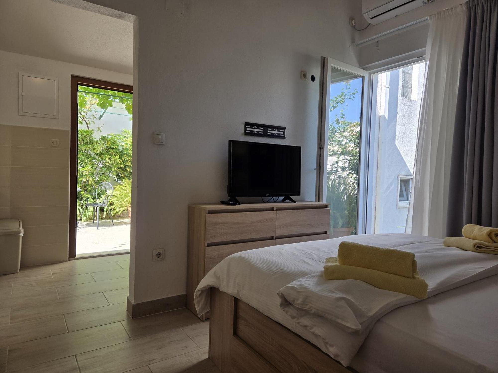 Apartments Jelena Supetar - Four Apartments - A Small House With A Private Yard - Two-Room Apartment With A Sea View - Studio Apartment - Two-Room Apartment With Garden View- Free Parking Exterior foto