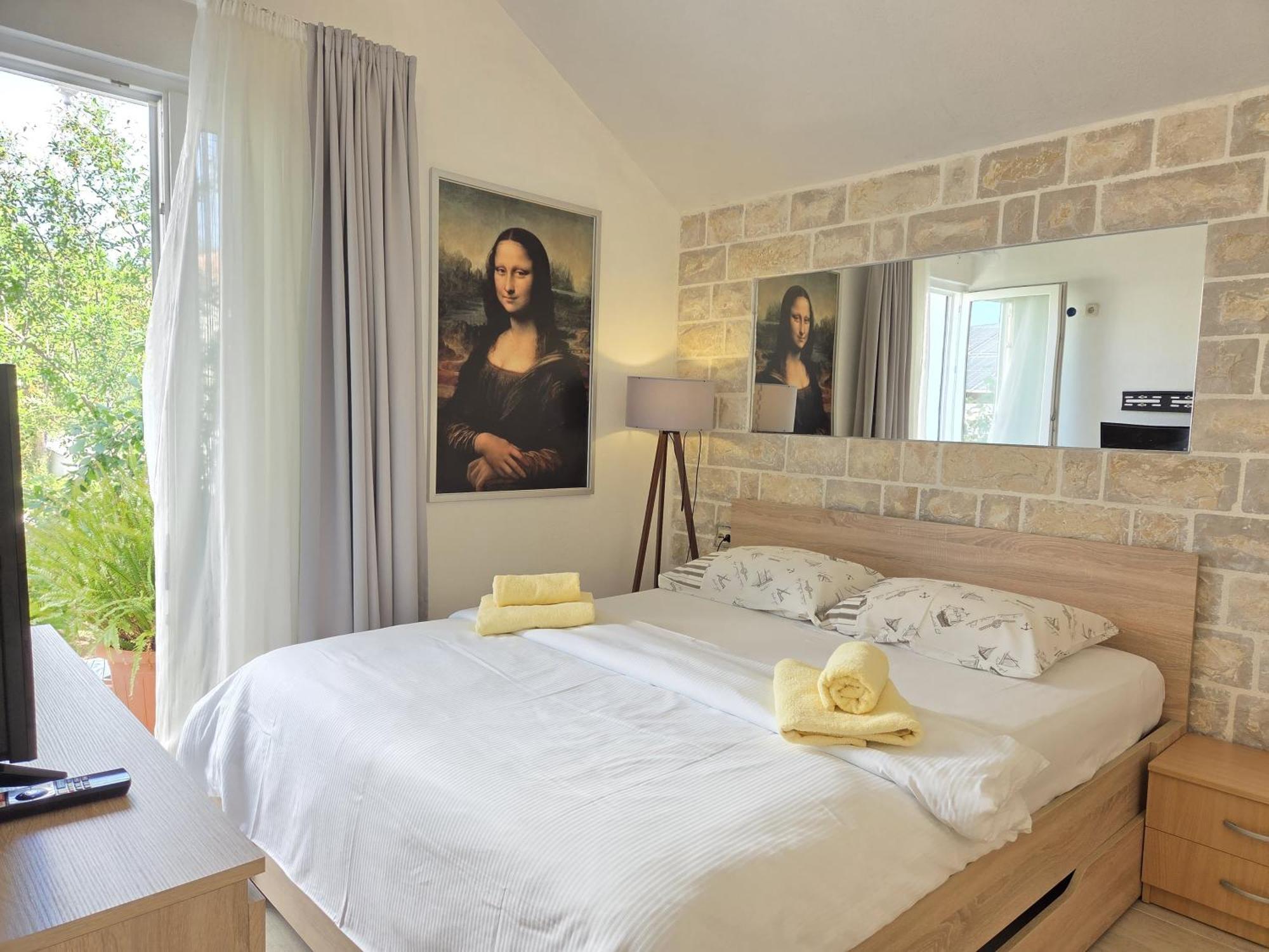 Apartments Jelena Supetar - Four Apartments - A Small House With A Private Yard - Two-Room Apartment With A Sea View - Studio Apartment - Two-Room Apartment With Garden View- Free Parking Exterior foto