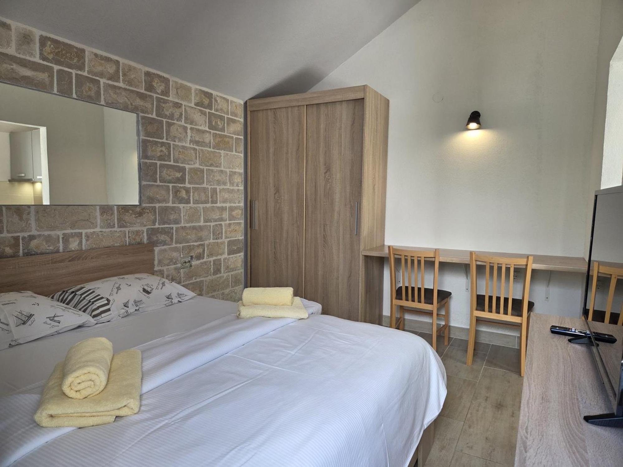 Apartments Jelena Supetar - Four Apartments - A Small House With A Private Yard - Two-Room Apartment With A Sea View - Studio Apartment - Two-Room Apartment With Garden View- Free Parking Exterior foto